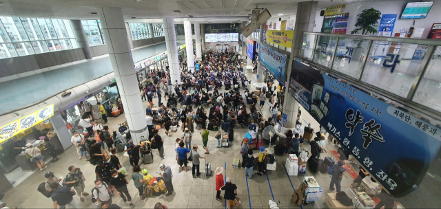 인천항 연안여객터미널 대합실이 탑승객들로 붐비고 있다. 사진 제공=인천항만공사