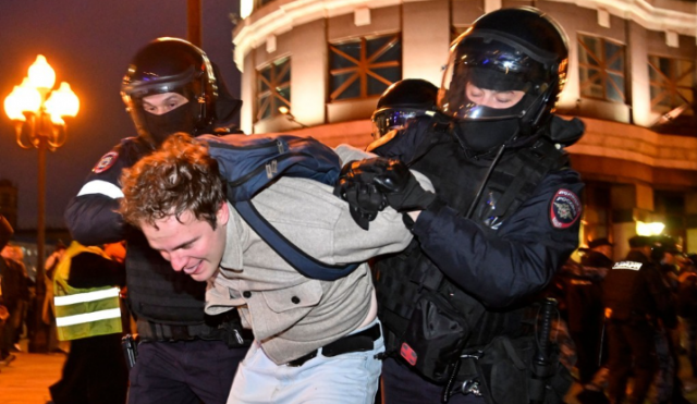 모스크바에서 동원령 반대하다 체포되는 시위대. AP연합뉴스