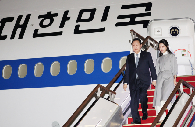 윤석열 대통령과 김건희 여사가 영국·미국·캐나다 순방을 마치고 24일 성남 서울공항에 도착, 공군 1호기에서 내리고 있다. /연합뉴스