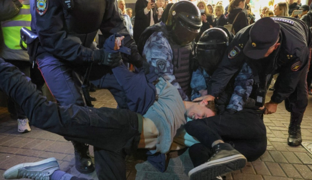 러시아 수도 모스크바에서 시내 중심가에 모인 시위대가 