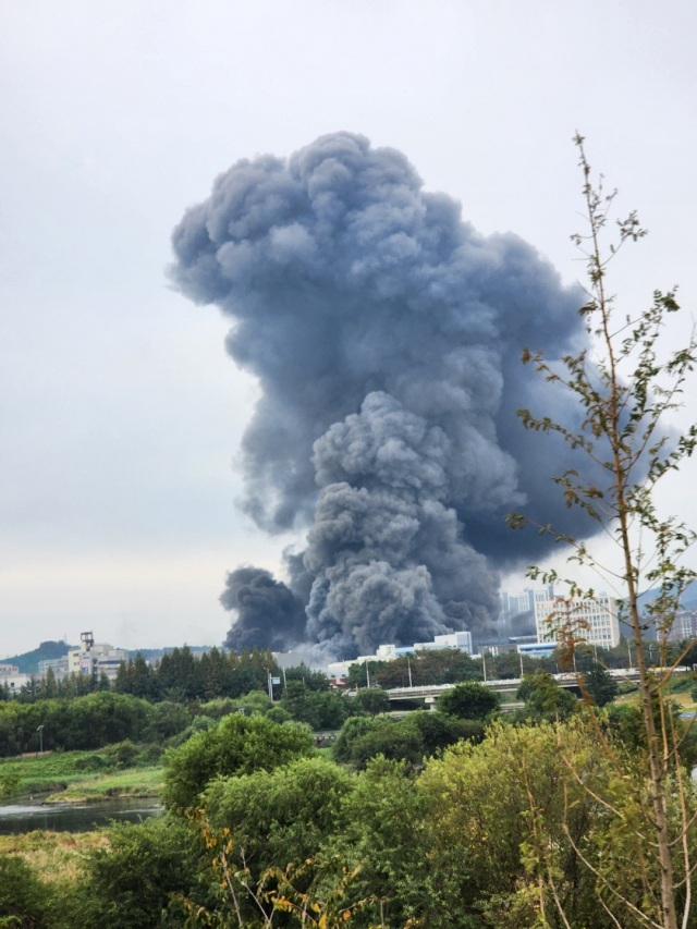 26일 오전 7시 45분쯤 대전 유성구 용산동 한 대형 아웃렛에서 불이 나 검은 연기가 치솟고 있다. 연합뉴스