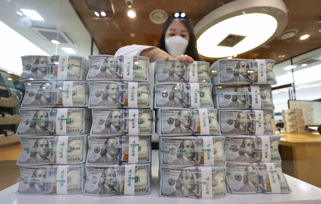 서울 중구 하나은행 위변조대응센터에서 한 직원이 달러를 정리하고 있다. 연합뉴스