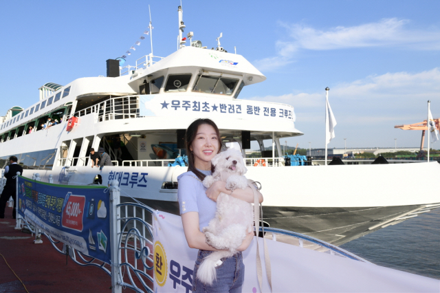 25일 경기도 아라김포여객터미널에서 선보인 반려견 동반 전용 크루즈 ‘경인아라뱃길 선셋 댕댕크루즈’ 행사에 참여한 반려가족이 기념촬영을 하고 있다. 사진 제공=로얄캐닌