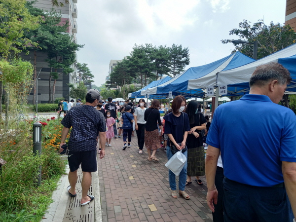 사진 설명. 아나바다 등 플리마켓 장터가 열린 아파트 전경