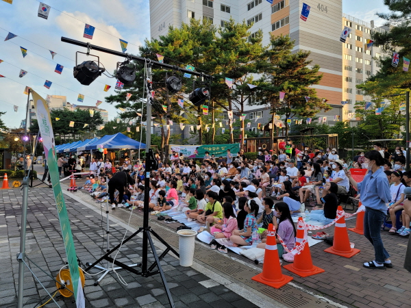 사진 설명. 신나는예술여행의 마임공연, '마술같은집'을 보러 나온 주민들