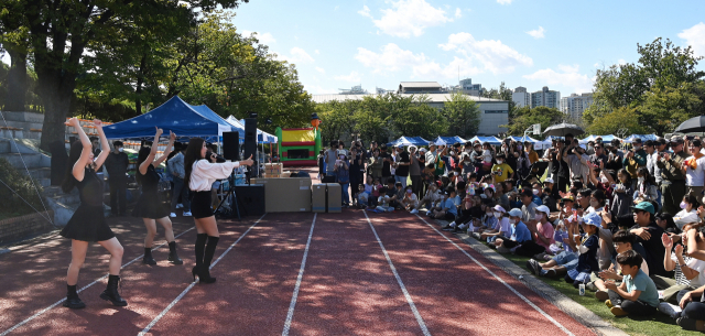 홍진영이 지난 24일 서울 여의도 국회의사당 운동장에서 열린 ‘2022 사진기자 가족 체육대회’에서 멋진 축하공연을 펼치고 있다.