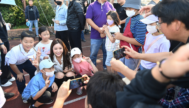 홍진영이 어린이들과 기념촬영을 하고 있다.