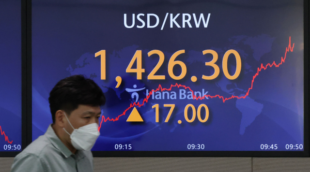 고삐 풀린 환율…1420원에 이어 1430원마저 단숨에 위협