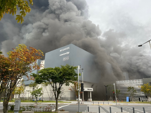 26일 오전 대전 현대아울렛에서 불이나 8명의 사상자가 발생했다. 사진은 화재 초기 검은 연기가 치솟는 모습. 연합뉴스