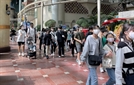 시민들이 26일 서울 잠실 롯데월드에서 마스크를 쓴 채 이동하고 있다. 박신원 기자