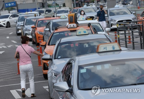 화물차·택시 '고유가' 비명에… 유가연동보조금 12월까지 연장