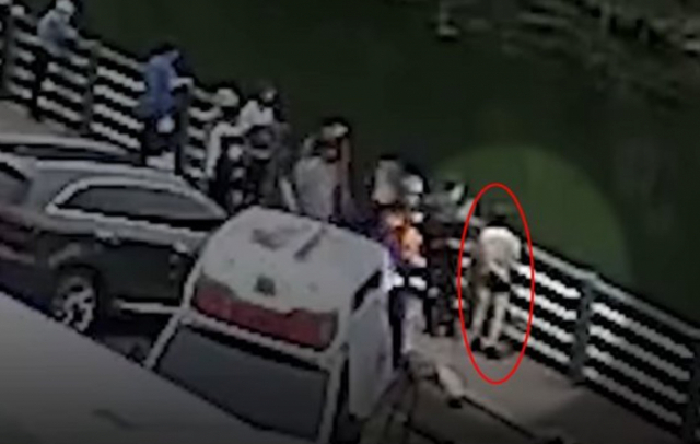 22일 오후 1시 45분쯤 중구 안영동 뿌리공원 주차장에 있던 흰색 승용차가 후진해 2.5m 수심의 유등천으로 추락했다. 운전자 40대 여성 A씨를 구하기 위해 하천으로 뛰어들었던 60대 남성 B씨가 A씨 구조 후 러닝셔츠와 짧은 하의만 입은 채로 서 있다. MBC '엠빅뉴스' 유튜브 캡처