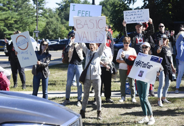 과도한 '가슴 보형물'을 한 트랜스젠더 교사를 옹호하는 학교 측에 캐나다 온타리오주 한 고등학교의 학부모들이 항의 시위를 하고 있다. 토론토스타 캡처