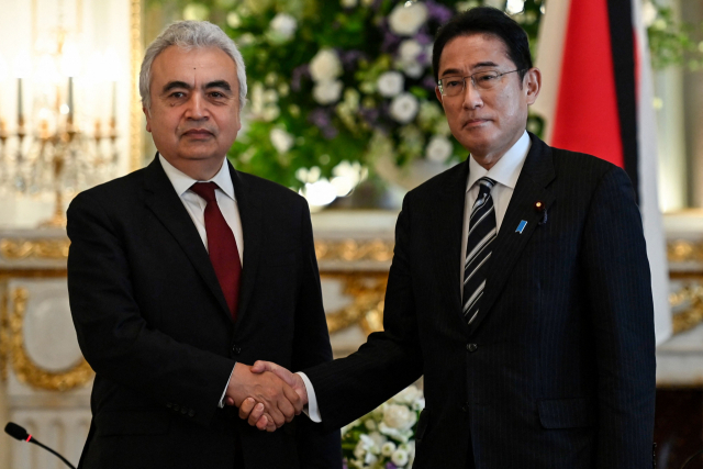 기시다 후미오(오른쪽) 일본 총리가 아베 신조 전 일본 총리의 국장 참석차 일본을 찾은 파티 비롤 국제에너지기구(IEA) 사무총장과 만남을 갖고 있다. AFP연합뉴스