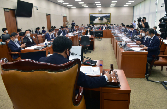 소병훈 농림축산식품해양수산위원회 위원장이 20일 국회에서 열린 농해수위 전체회의에서 의사봉을 두드리고 있다. 성형주 기자