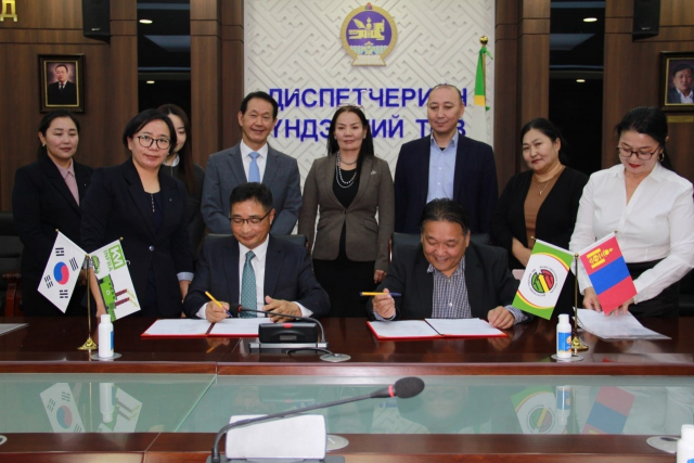 이성환(가운데 왼쪽) KM인프라 대표와 배바트르 몽골 국가전력급전센터(NDC) 부서장이 전력판매계약(PPA)을 체결하고 있다. 사진제공=KM인프라 코퍼레이션