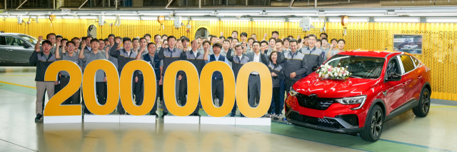 스테판 드블레즈(앞줄 오른쪽 네 번째) 르노코리아 사장을 비롯한 임직원들이 26일 부산공장 조립라인에서 XM3 20만대 생산을 축하하고 있다. 사진 제공=르노코리아