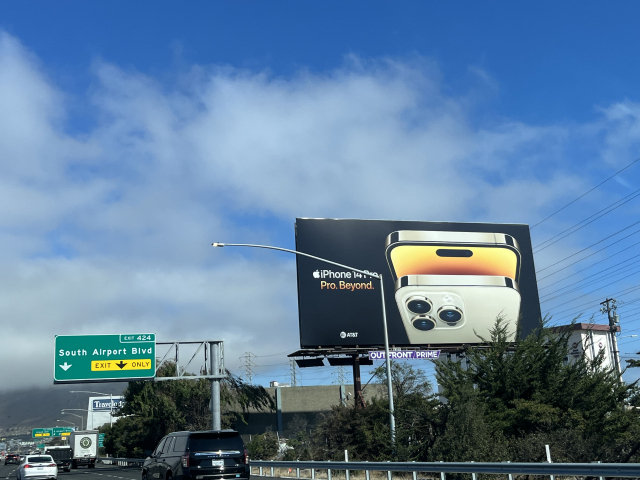샌프란시스코로 향하는 고속도로변에 위치한 애플 아이폰14 프로 옥외광고 /실리콘밸리=정혜진 특파원