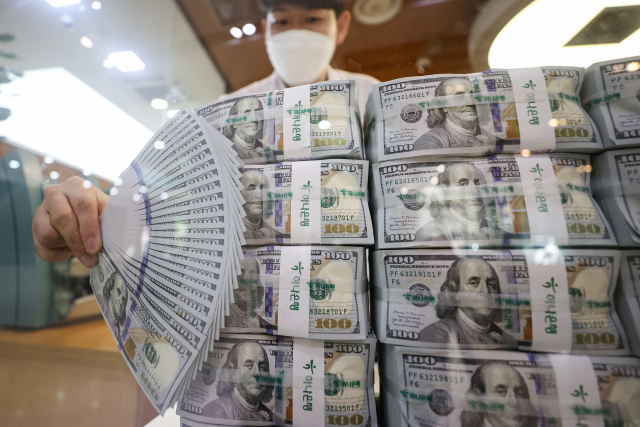 서울 중구 하나은행 위변조대응센터에서 직원이 달러를 정리하고 있다. 연합뉴스