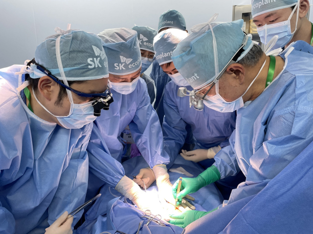 베트남 현지 의료진이 참관해 봉사단으로부터 얼굴 기형 수술법을 배우고 있다. 사진 제공=분당서울대병원