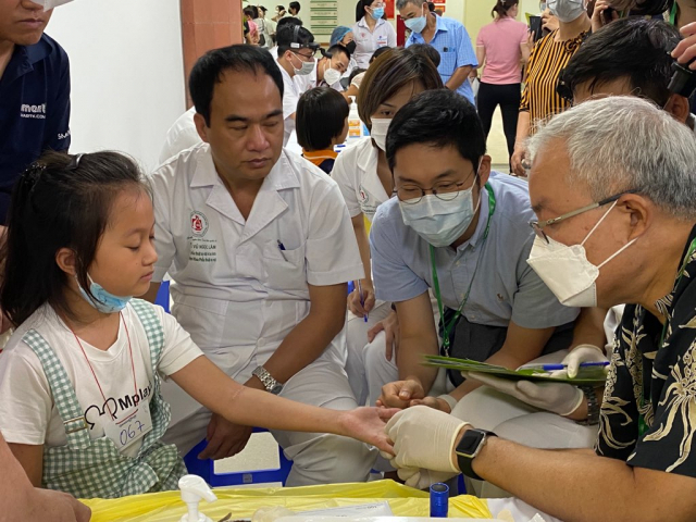 백롱민 세민얼굴기형돕기회장이 베트남 어린이의 진료를 보고 있다. 사진 제공=분당서울대병원
