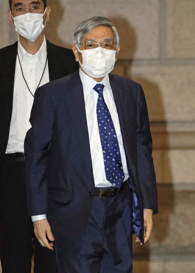 구로다 하루히코 일본은행 총재가 지난 22일 도쿄 본부 청사에서 열린 금융정책결정회의에 참석하고 있다. AFP 연합뉴스