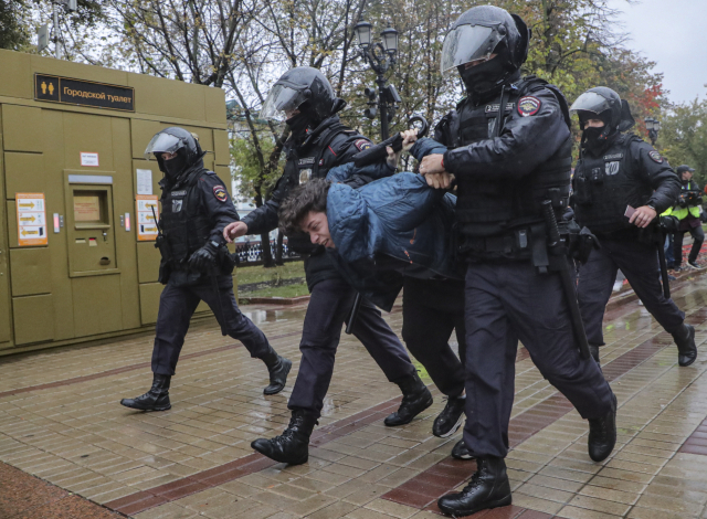 부분 동원령 반대 시위 참가자 연행하는 러시아 경찰. EPA연합뉴스