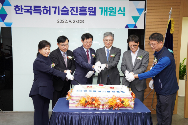 이석봉(오른쪽에서 두번째) 대전시 경제과학부시장이 한국특허기술진흥원 개원식에 참석해 축하떡 절단식을 갖고 있다. 사진제공=대전시
