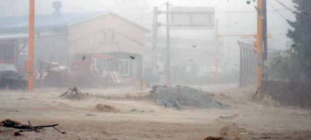 지난 6일 오전 태풍 '힌남노'로 많은 비가 내리면서 경북 포항시 남구 장기면 일대가 물에 잠긴 모습. 연합뉴스