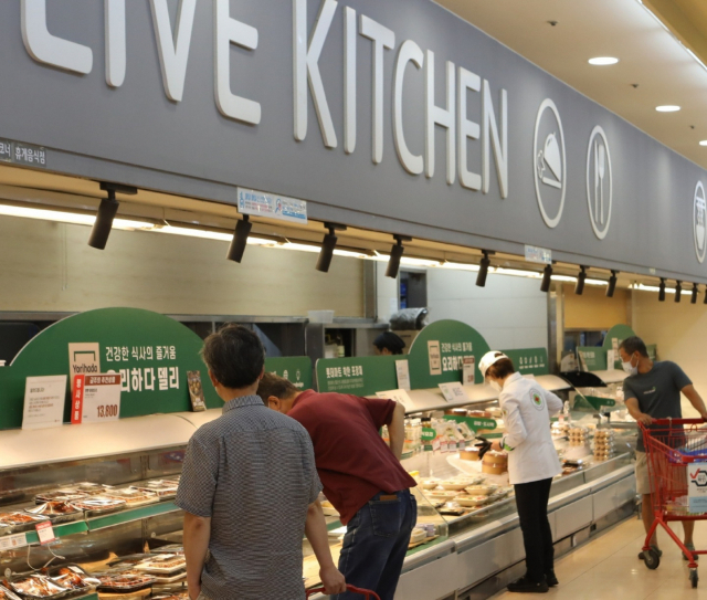 롯데마트 서울역점 델리코너에서 고객들이 식료품을 살펴보고 있다./사진 제공=롯데마트