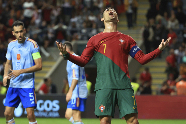 크리스티아누 호날두가 28일 스페인과 UEFA 네이션스리그 경기에서 득점 기회를 놓친 뒤 안타까워 하고 있다. AP연합뉴스