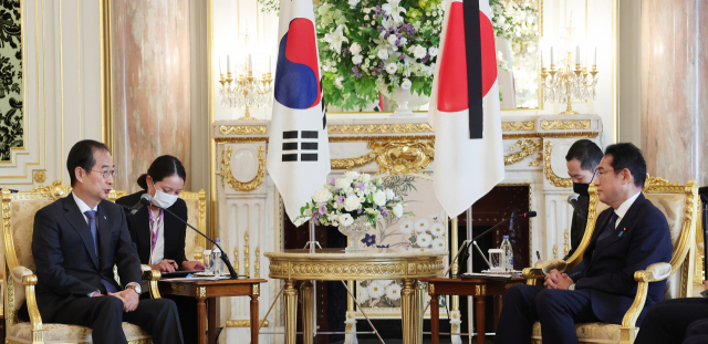 한덕수 국무총리가 28일 일본 도쿄 아카사카 영빈관에서 기시다 총리를 만나 대화하고 있다. 연합뉴스