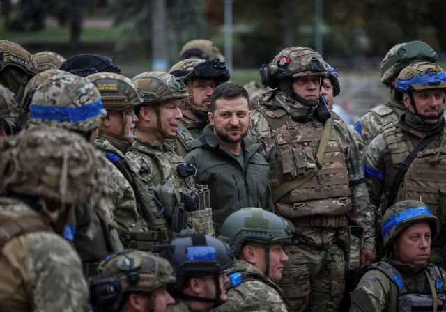 볼로디미르 젤렌스키 우크라이나 대통령이 지난 14일(현지시간) 러시아군으로부터 탈환한 하르키우주 이지움을 방문해 병사들과 함께 사진을 촬영하고 있다./연합뉴스