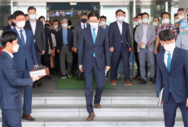 대법원에서 징역 2년이 확정된 김경수 경남도지사가 21일 경남도청을 나서고 있다. 연합뉴스