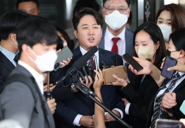 국민의힘 이준석 전 대표가 28일 서울 양천구 서울남부지방법원에서 열린 국민의힘 당헌 효력 정지 가처분 심문을 마친 뒤 법원을 나서며 취재진 질문에 답하고 있다. 성형주 기자