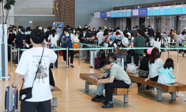 인천국제공항 2터미널 출국장에서 여행객들이 탑승 수속을 위해 기다리고 있다. 연합뉴스