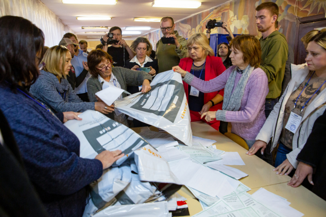 27일(현지 시간) 우크라이나 동부 루한스크인민공화국(LPR)의 한 투표소에서 관계자들이 투표 결과를 집계하고 있다. 타스연합뉴스