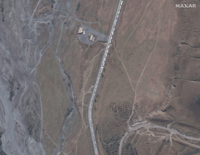 25일(현지시간) 조지아와 접한 러시아 국경선 인근에 차들이 몰려 있는 모습을 인공위성으로 촬영한 사진. 로이터 연합뉴스