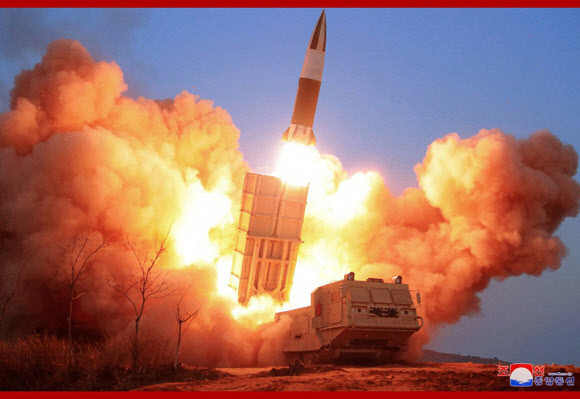 지난 2020년 3월 21일 속칭 북한판 에이테큼스로 불리는 KN-24 단거리탄도미사일이 시험발사되는 모습. /조선중앙통신-연합뉴스