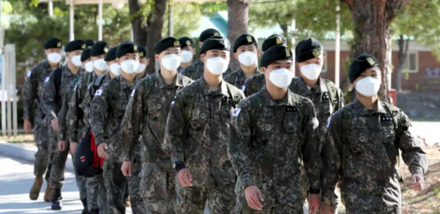 단체로 이동 중인 육군 장병들 (위 사건과 관계 없음). 국방부 제공