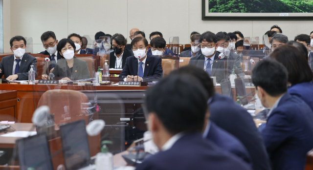 이정식 고용노동부 장관이 15일 오후 국회에서 열린 환경노동위원회 전체회의에서 의원질의에 답변하고 있다. 연합뉴스