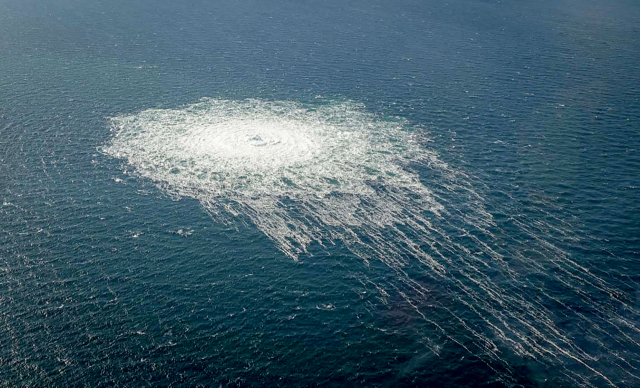 북유럽 발트해의 노르트스트림2 해저 가스관에서 27일(현지 시간) 가스가 유출되고 있다. AFP연합뉴스