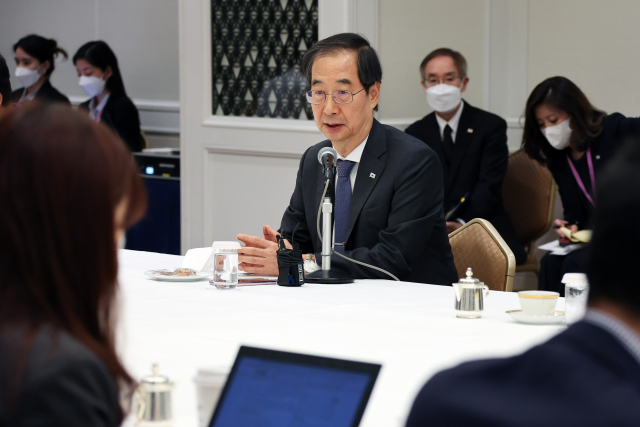 한덕수 국무총리가 28일 일본 도쿄 제국호텔에서 기자들과 만나 질문에 답하고 있다. 2022.9.28 kimsdoo@yna.co.kr (끝)