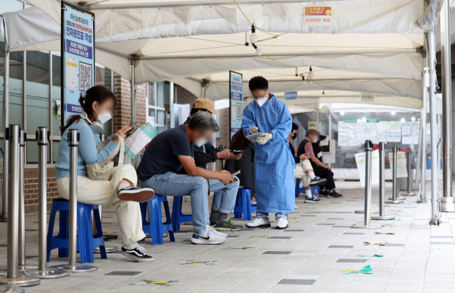 서울 마포구보건소 코로나19 선별진료소에서 PCR 검사를 받으려는 시민들이 대기하고 있다. 연합뉴스