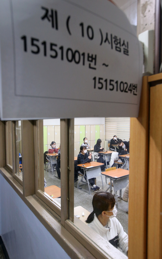 수험생들이 2022학년도 대학수학능력시험이 치러진 지난해 11월 18일 서울 용산구 선린인터넷고에서 시험 준비를 하고 있다. 서울경제DB