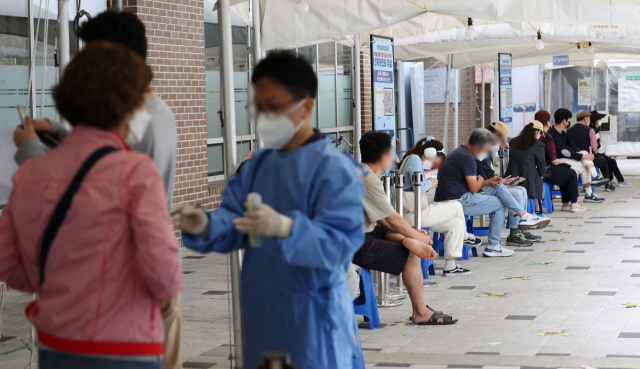 서울 마포구보건소 코로나19 선별진료소에서 PCR 검사를 받으려는 시민들이 대기하고 있다. 연합뉴스