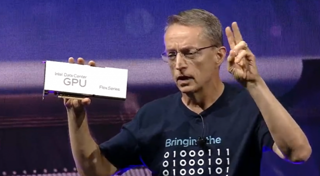팻 겔싱어 인텔 최고경영자가 27일 국 캘리포니아 새너제이 맥에너리 컨벤션 센터에서 열린 '인텔 이노베이션 2022'에서 인텔의 신제품 데이터센터용 GPU를 공개하고 있다. /사진 제공=인텔