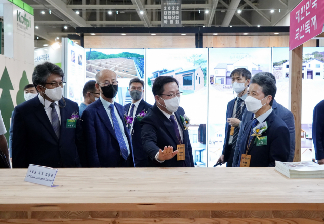 이장우(왼쪽 세번째) 대전시자오가 남성현(″네번째) 산림청장이 ‘2022년 대한민국 목재산업박람회(WOOD FAIR 2022)’ 전시장을 둘러보고 있다. 사진제공=산림청