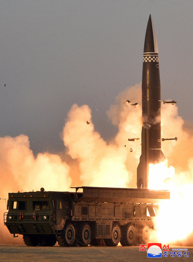 북한 조선중앙통신이 지난해 3월 공개한 자칭 ‘신형전술유도탄’ 시험발사 장면. 이른바 북한판 이스칸데르로 불리는 KN-23계열의 개량형 미사일로 추정됐다.연합뉴스