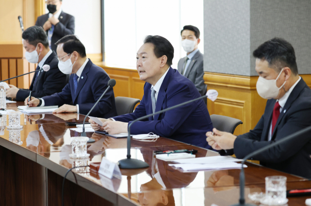 윤석열 대통령이 30일 오전 서울 중구 명동 국제금융센터에서 열린 제3차 거시금융 상황점검회의에서 발언하고 있다./연합뉴스